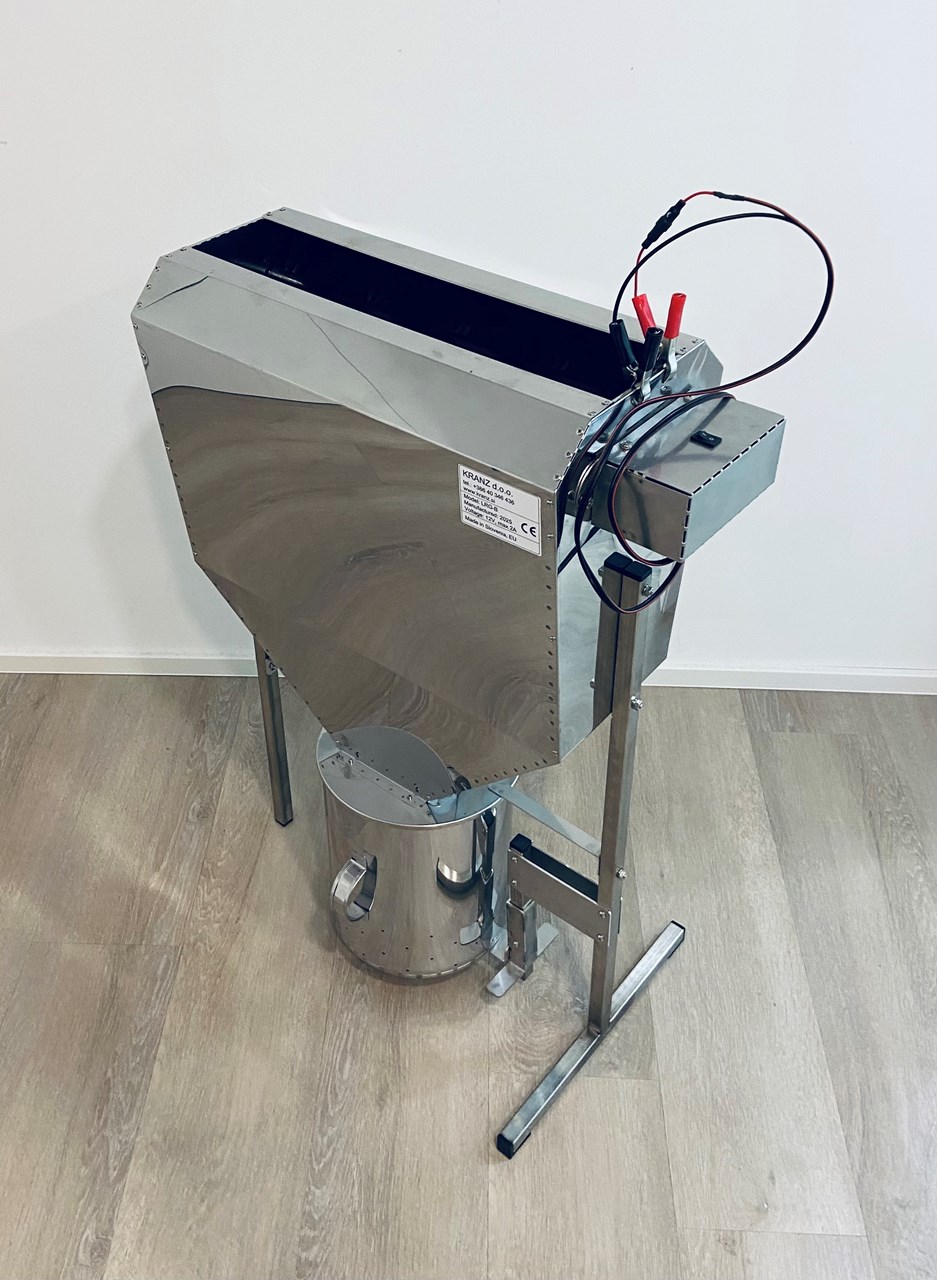 Logar Bee-brushing Device 50 cm with Foot Pedal for Magazine Hives